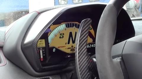 Un Lamborghini Veneno derrapando bajo la lluvia Un Lamborghini Veneno derrapando bajo la lluvia