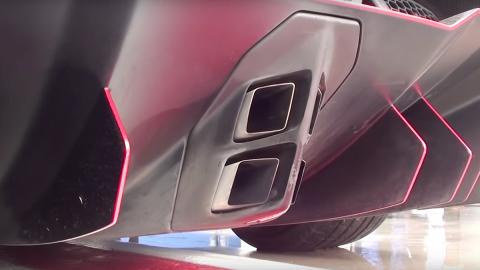Un Lamborghini Veneno derrapando bajo la lluvia Un Lamborghini Veneno derrapando bajo la lluvia