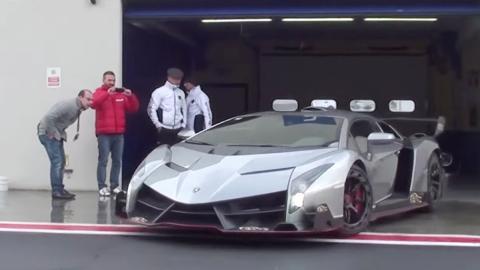 Un Lamborghini Veneno derrapando bajo la lluvia Un Lamborghini Veneno derrapando bajo la lluvia