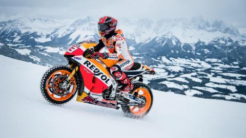 Marc Márquez con su Moto GP en la nieve Marc Márquez con su Moto GP en la nieve