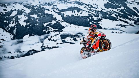 Marc Márquez con su Moto GP en la nieve Marc Márquez con su Moto GP en la nieve