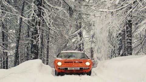 Un Lamborghini Miura derrapando en la nieve Un Lamborghini Miura derrapando en la nieve