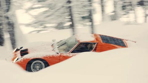 Un Lamborghini Miura derrapando en la nieve Un Lamborghini Miura derrapando en la nieve
