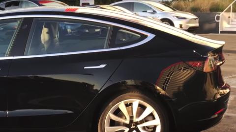 ¡Ya está listo el primer Tesla Model 3! ¡Ya está listo el primer Tesla Model 3!