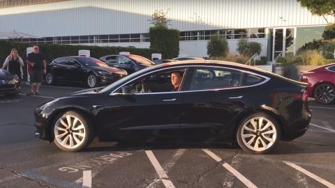 ¡Ya está listo el primer Tesla Model 3! ¡Ya está listo el primer Tesla Model 3!