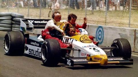 Niki Lauda y Alain Prost de paseo en el FW09 de Jacques Lafitte en el GP USA 1984, Dallas Niki Lauda y Alain Prost de paseo en el FW09 de Jacques Lafitte en el GP USA 1984, Dallas