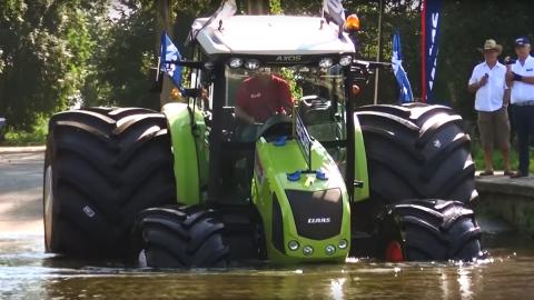 Un tractor que flota en el agua. En serio Un tractor que flota en el agua. En serio