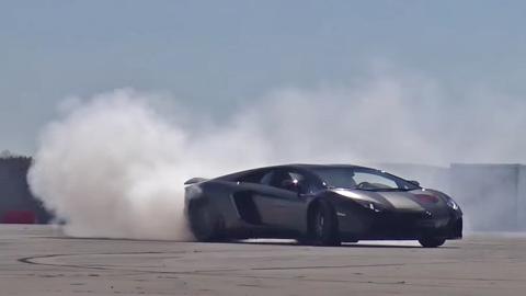 Un Aventador derrapando en un aeródromo Un Aventador derrapando en un aeródromo