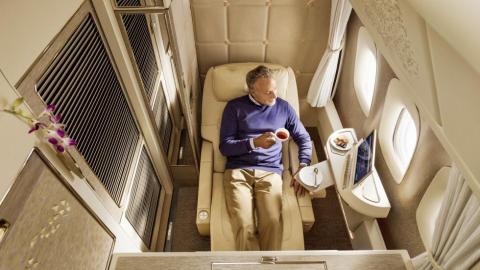 Cabina de avión Mercedes y Emirates Cabina de avión Mercedes y Emirates