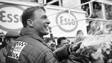 Dan Gurney - primera ducha de champán en competición Dan Gurney - primera ducha de champán en competición