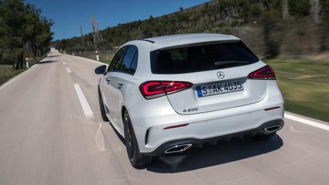 Prueba: Mercedes Clase A 2018 Con esas salidas de escape falsas... 🤦🏻♂️