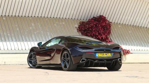 Prueba McLaren 570GT trasera deporitivo superdeportivo test color marron combinacion lujo gran turismo