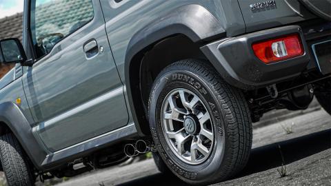 Suzuki Jimny escapes lateral Suzuki Jimny escapes lateral