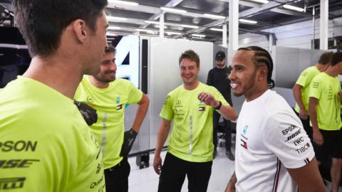 Hamilton y los mecánicos del equipo Mercedes Hamilton y los mecánicos del equipo Mercedes