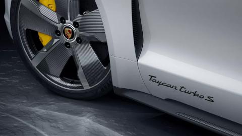 Porsche Taycan fibra de carbono detalles accesorios lujo piezas alta gama