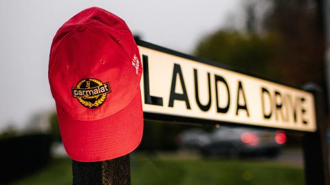 Mercedes homenajea a Niki Lauda poniendo su nombre a una calle de la fábrica de la escudería