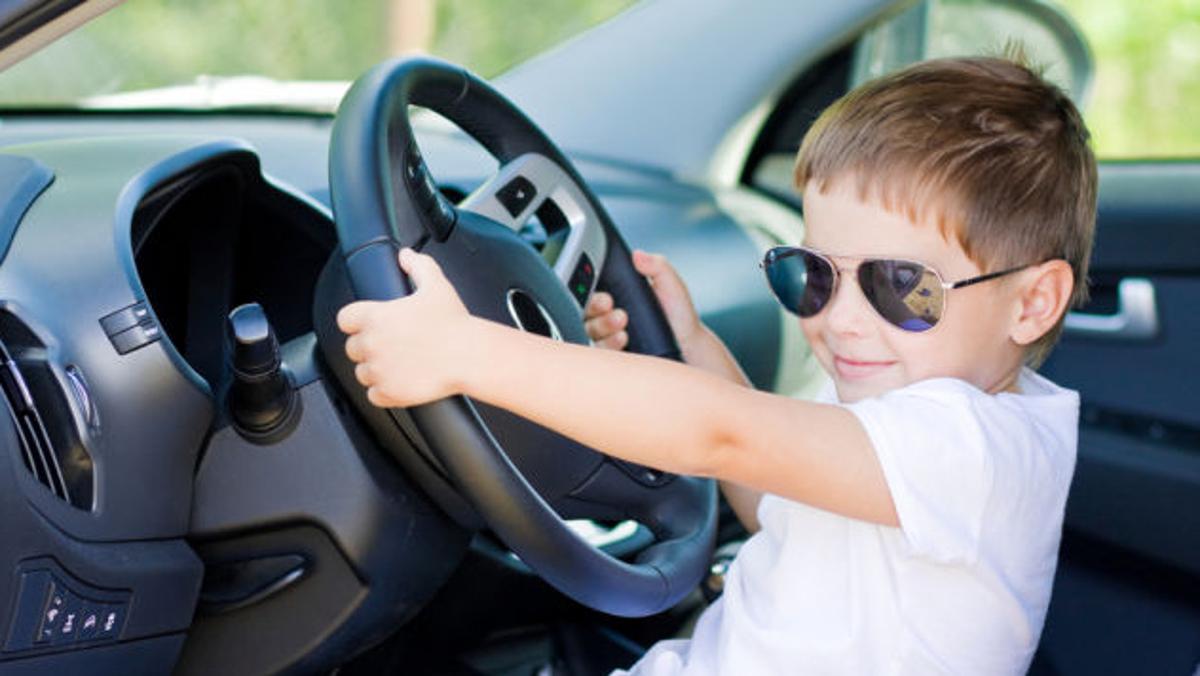 Un Niño Aprende A Conducir En Youtube Y Se Va Con El Coche De Su Padre A La Hamburguesería 2704