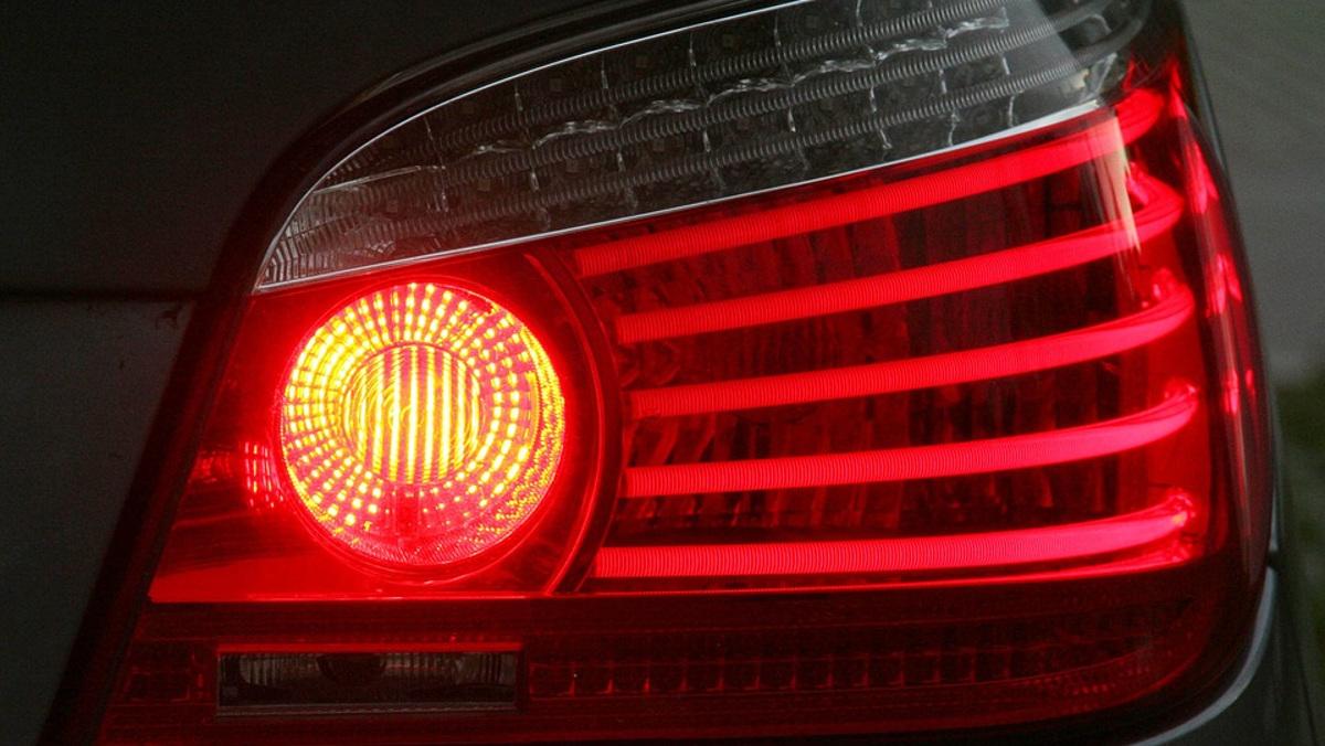 ¿Sabes por qué las luces de freno de los coches son rojas? TopGear.es