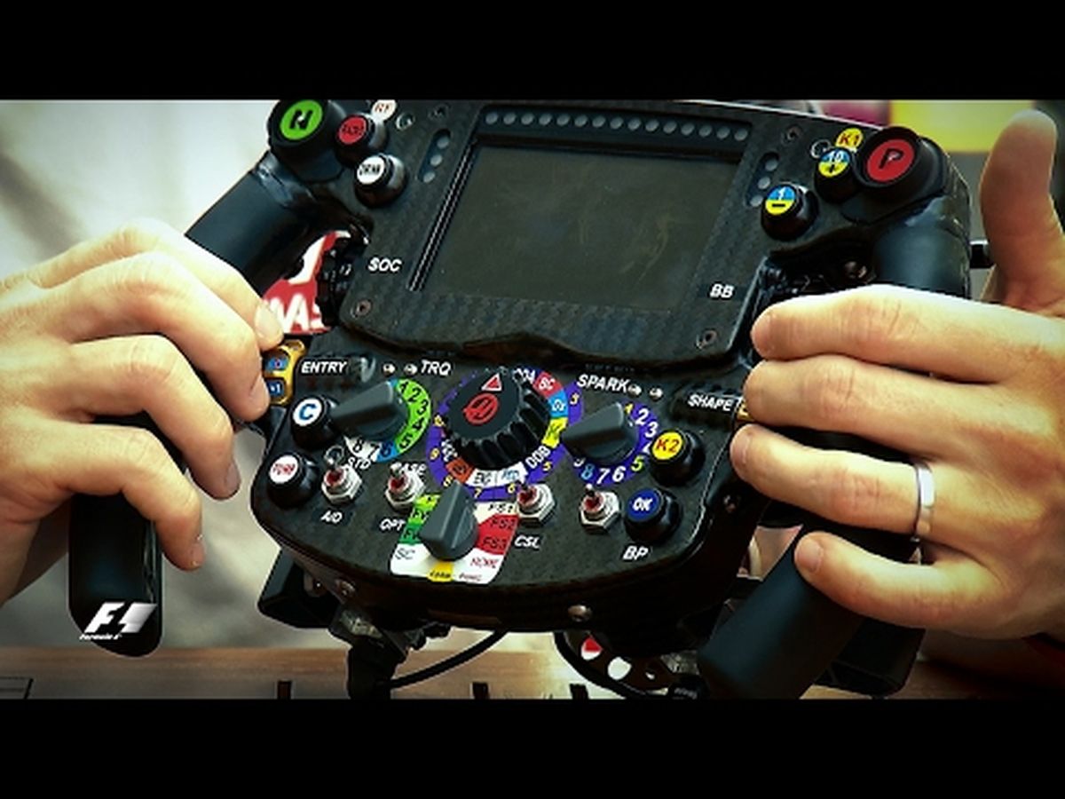 Qué función desempeña cada botón de un volante de Fórmula 1?